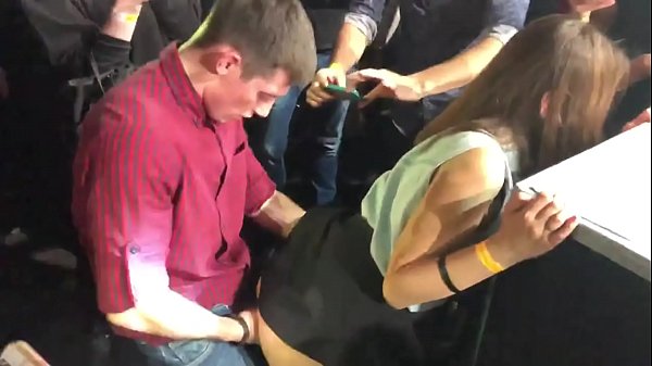 Sess reali f'nightclub Russu. Tfajla Russa ta’ 18-il sena fl-anus u l-vaġina fucked f’nightclub